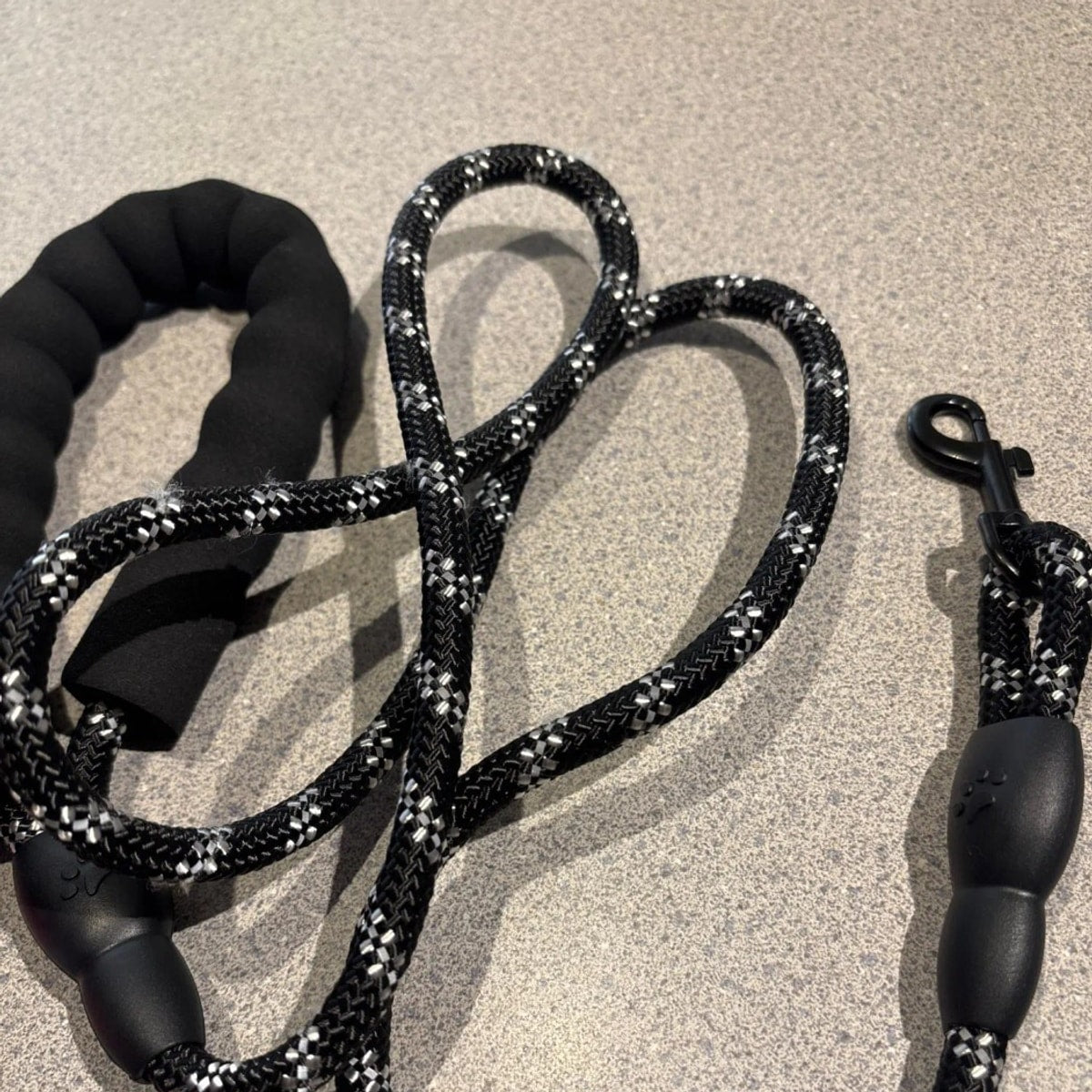 Buyer photo of the black 8 mm rope leash: padded foam handle, moulded sleeves and black snap hook